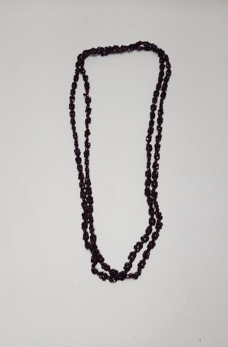 GARNET TAŞLARINDAN DİZAYN EDİLMİŞ KOLYE