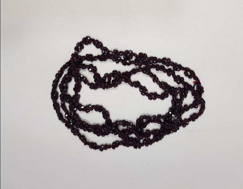 GARNET TAŞLARINDAN DİZAYN EDİLMİŞ KOLYE