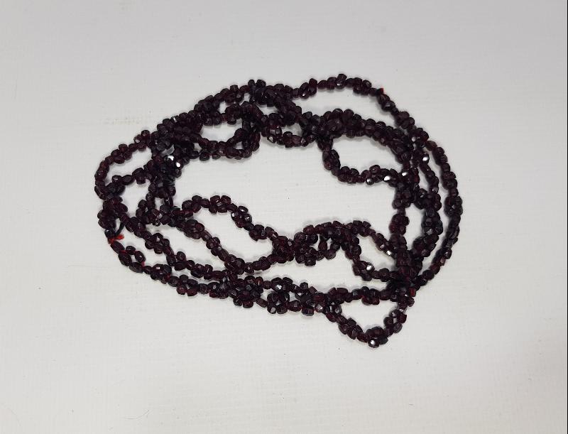 GARNET TAŞLARINDAN DİZAYN EDİLMİŞ KOLYE