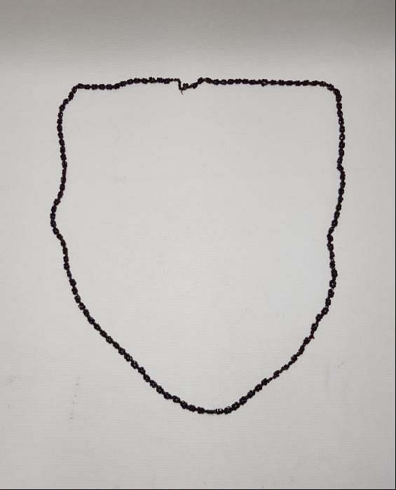 GARNET TAŞLARINDAN DİZAYN EDİLMİŞ KOLYE