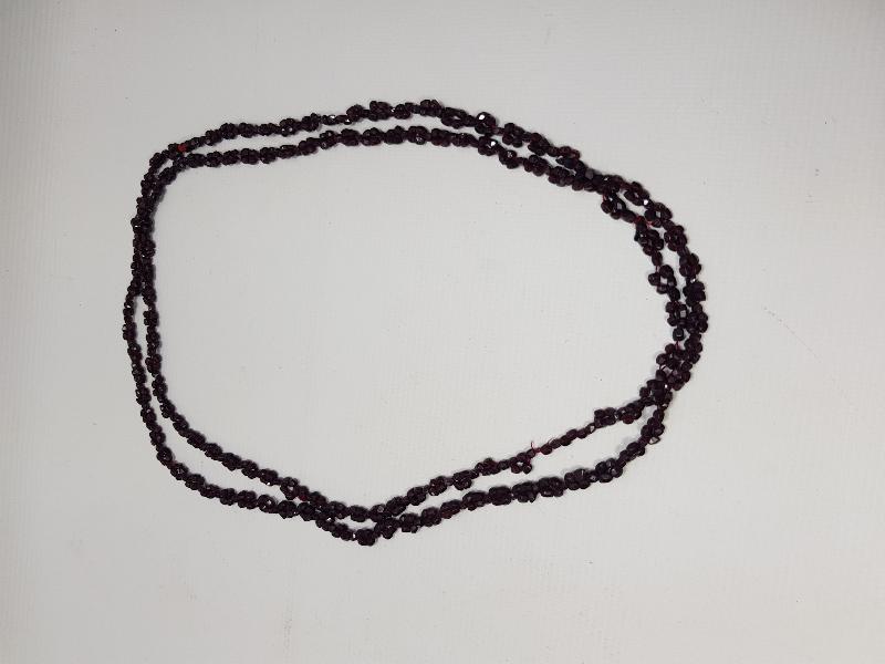 GARNET TAŞLARINDAN DİZAYN EDİLMİŞ KOLYE