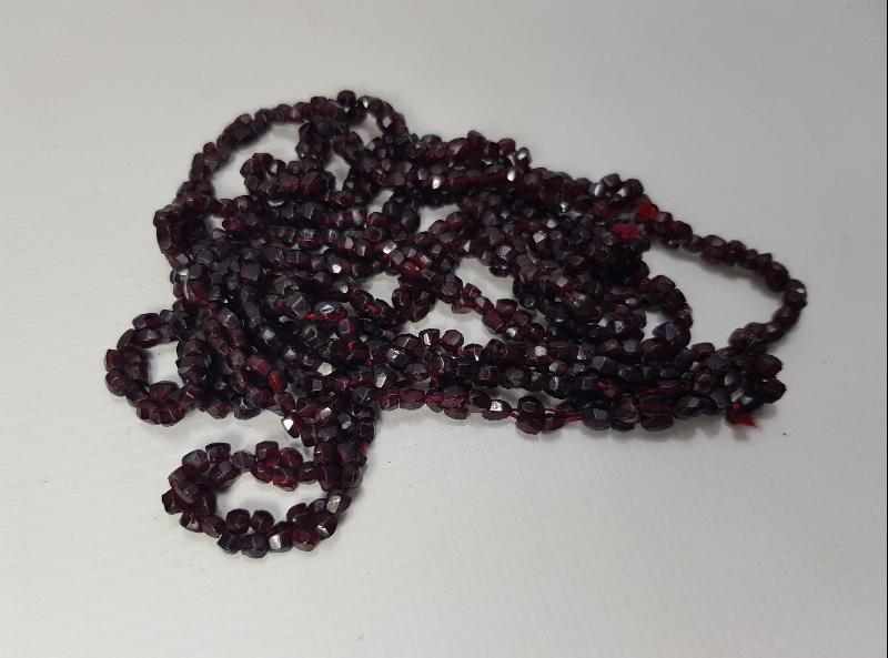 GARNET TAŞLARINDAN DİZAYN EDİLMİŞ KOLYE
