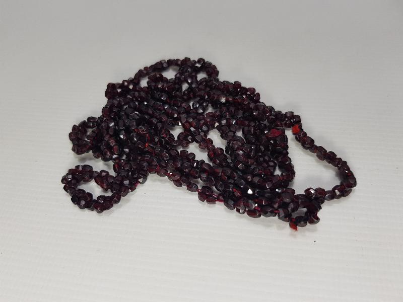 GARNET TAŞLARINDAN DİZAYN EDİLMİŞ KOLYE