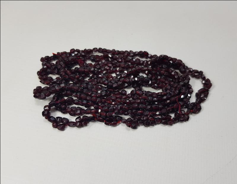 GARNET TAŞLARINDAN DİZAYN EDİLMİŞ KOLYE