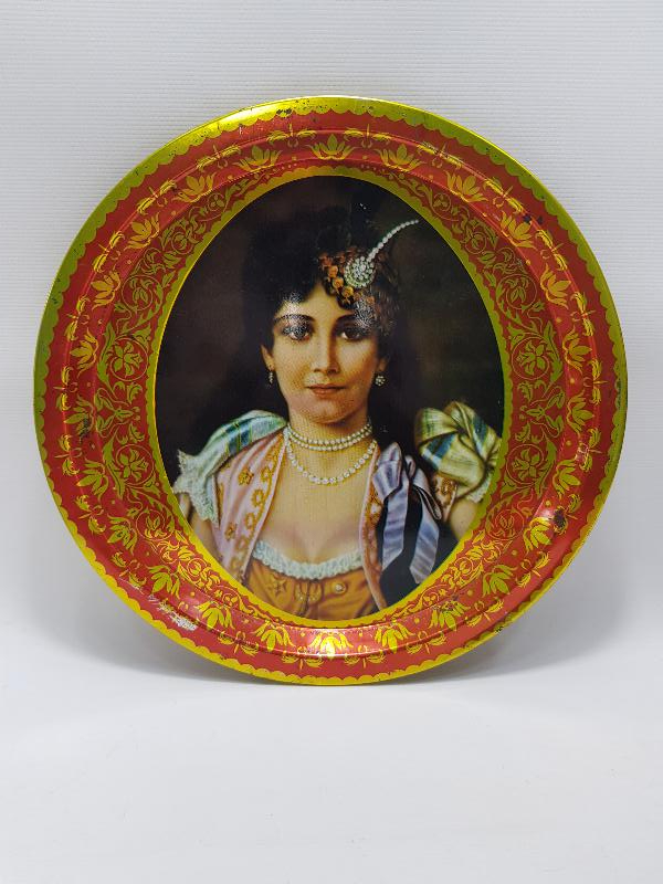 RUM GÜZELİ REFİKA RESİMLİ METAL KAHVE TEPSİSİ