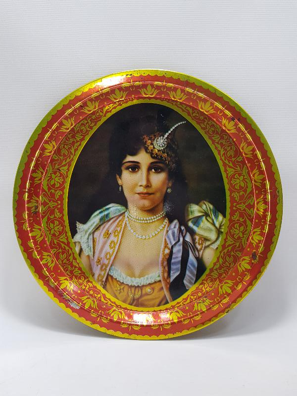 RUM GÜZELİ REFİKA RESİMLİ METAL KAHVE TEPSİSİ