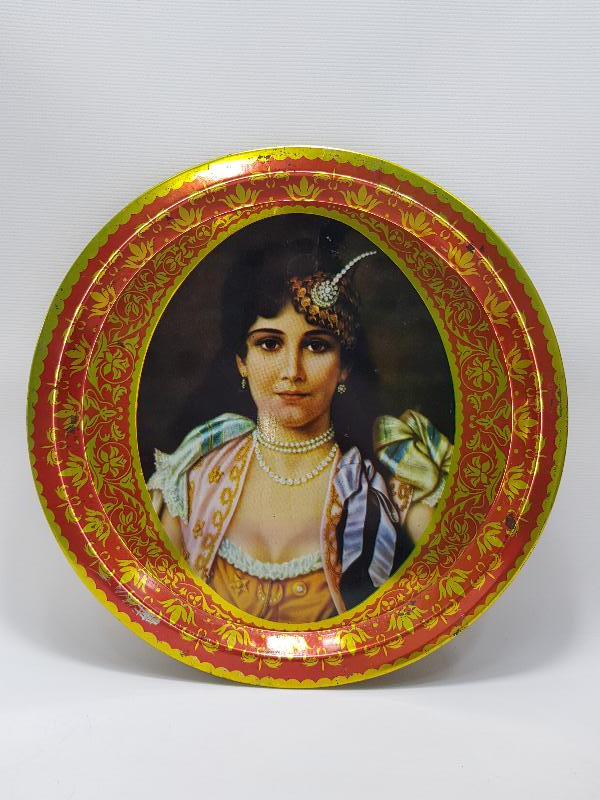 RUM GÜZELİ REFİKA RESİMLİ METAL KAHVE TEPSİSİ