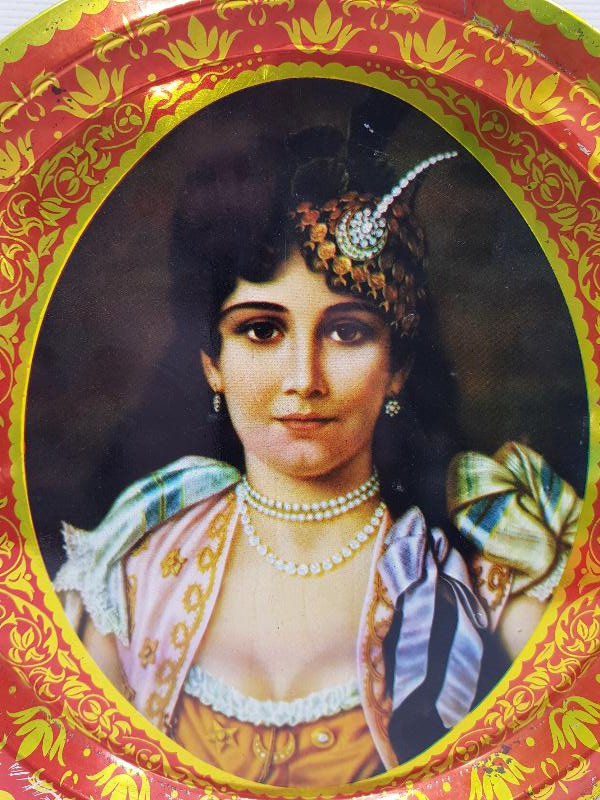 RUM GÜZELİ REFİKA RESİMLİ METAL KAHVE TEPSİSİ