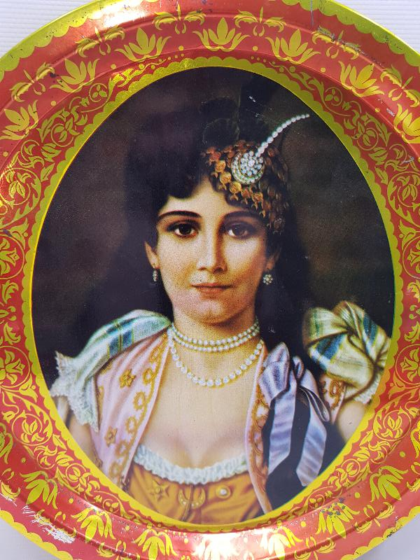 RUM GÜZELİ REFİKA RESİMLİ METAL KAHVE TEPSİSİ