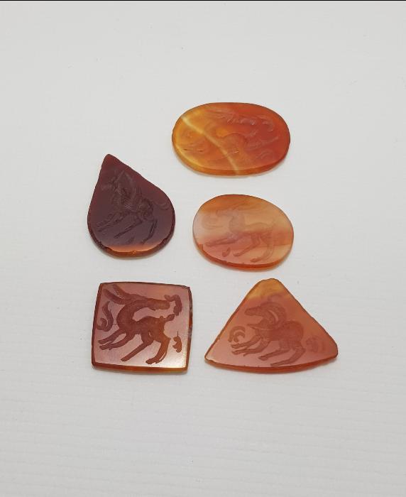 ÜZERİ HAYVAN FİGÜRLERİYLE SÜSLÜ 5 ADET AKİK TAŞ 