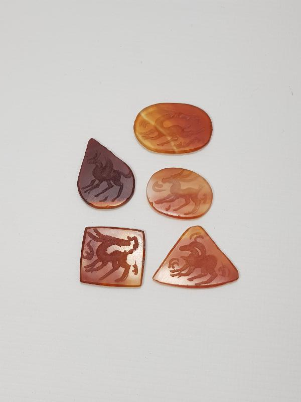 ÜZERİ HAYVAN FİGÜRLERİYLE SÜSLÜ 5 ADET AKİK TAŞ 