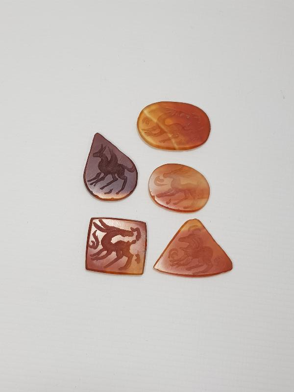 ÜZERİ HAYVAN FİGÜRLERİYLE SÜSLÜ 5 ADET AKİK TAŞ 