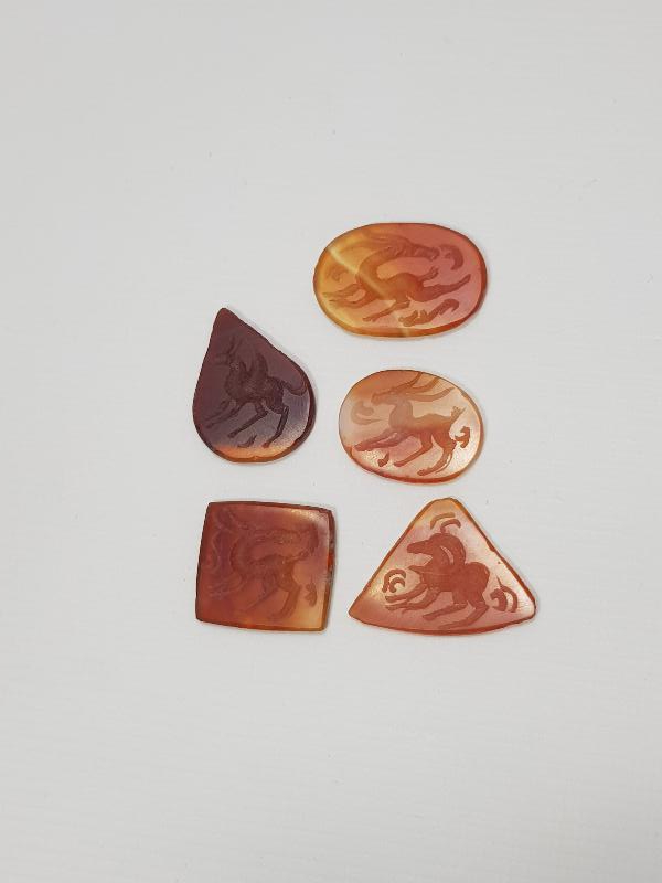 ÜZERİ HAYVAN FİGÜRLERİYLE SÜSLÜ 5 ADET AKİK TAŞ 