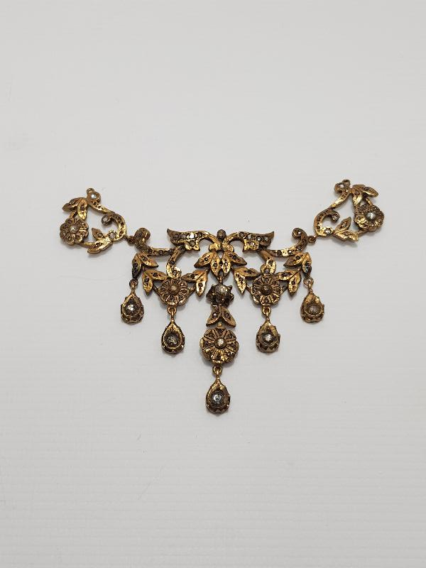 ÜZERİ PIRLANTA TAŞLARLA SÜSLÜ GERDANLIK 