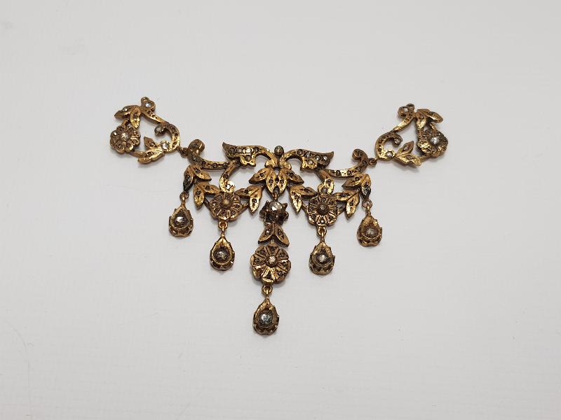 ÜZERİ PIRLANTA TAŞLARLA SÜSLÜ GERDANLIK 