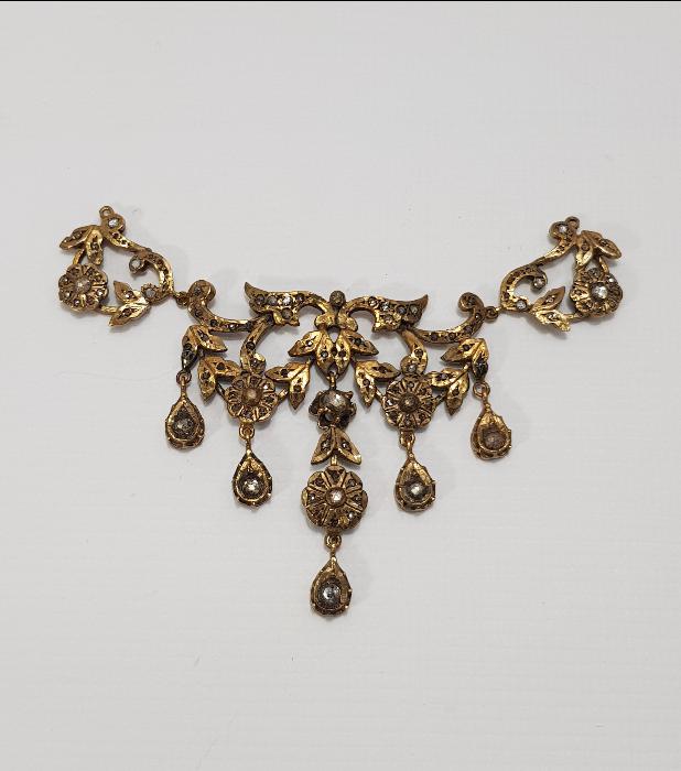 ÜZERİ PIRLANTA TAŞLARLA SÜSLÜ GERDANLIK 