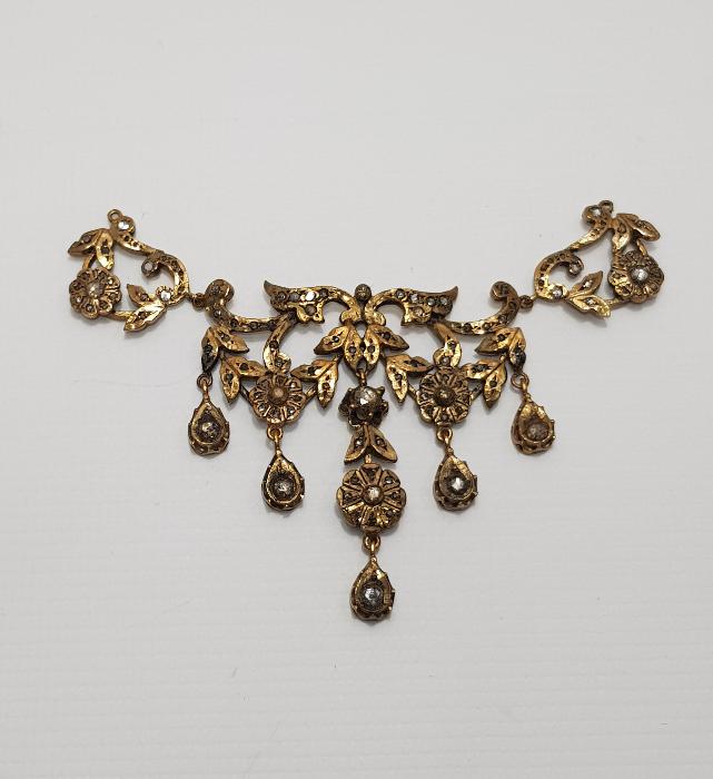 ÜZERİ PIRLANTA TAŞLARLA SÜSLÜ GERDANLIK 