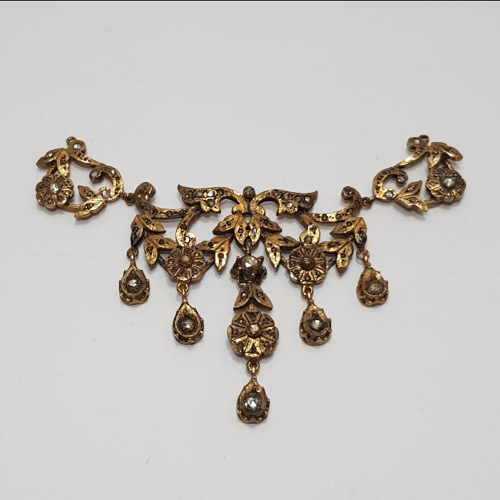 ÜZERİ PIRLANTA TAŞLARLA SÜSLÜ GERDANLIK 