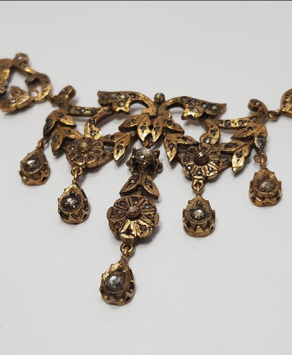 ÜZERİ PIRLANTA TAŞLARLA SÜSLÜ GERDANLIK 