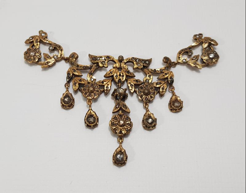 ÜZERİ PIRLANTA TAŞLARLA SÜSLÜ GERDANLIK 