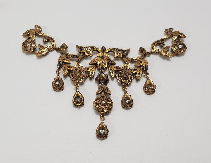 ÜZERİ PIRLANTA TAŞLARLA SÜSLÜ GERDANLIK 