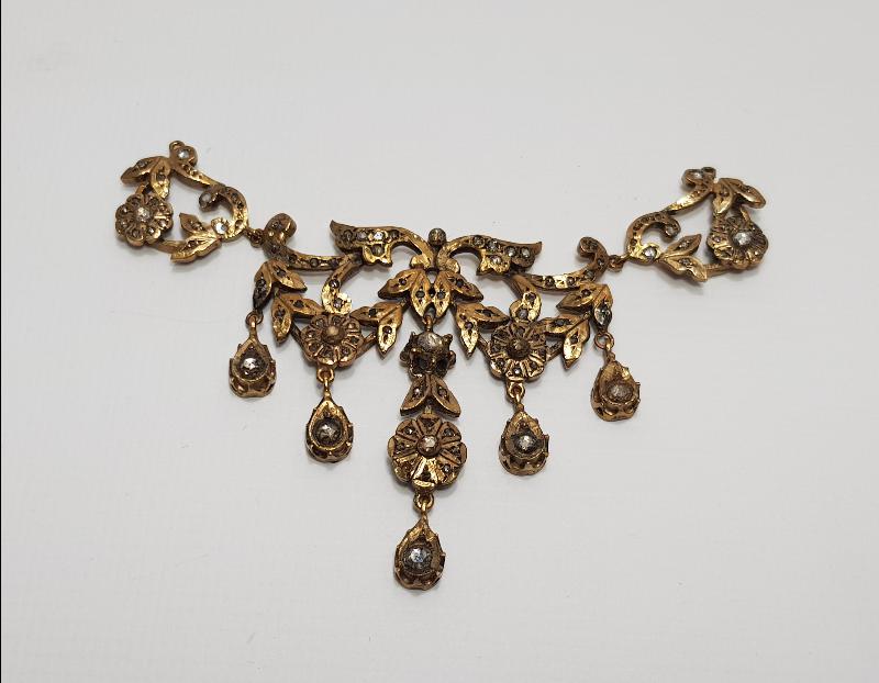 ÜZERİ PIRLANTA TAŞLARLA SÜSLÜ GERDANLIK 