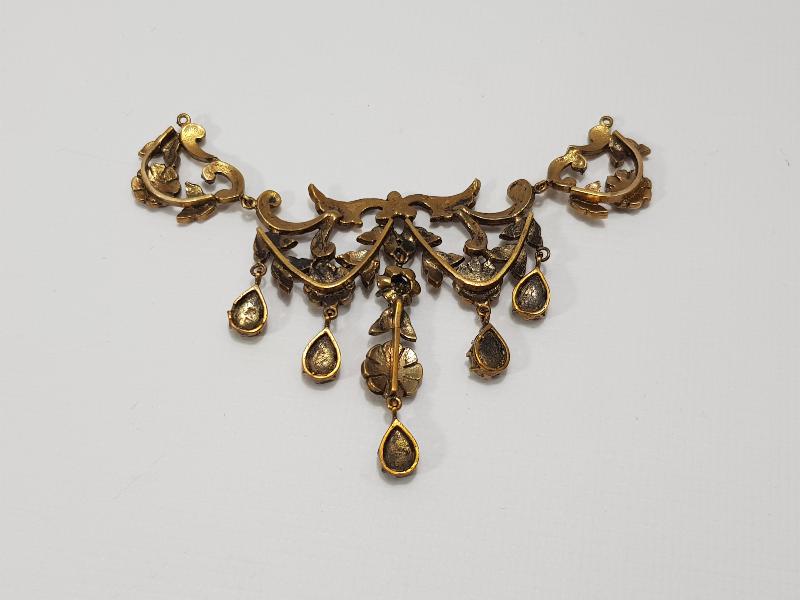 ÜZERİ PIRLANTA TAŞLARLA SÜSLÜ GERDANLIK 