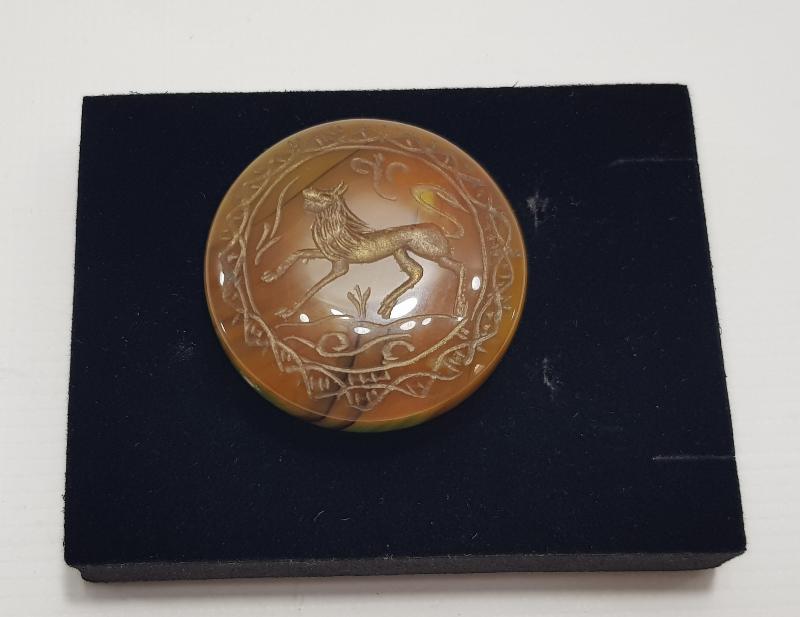 ÜZERİ YAZILI VE KURT RESİMLİ AKİK TAŞ