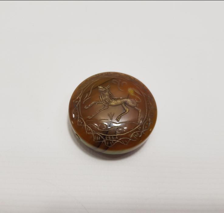 ÜZERİ YAZILI VE KURT RESİMLİ AKİK TAŞ