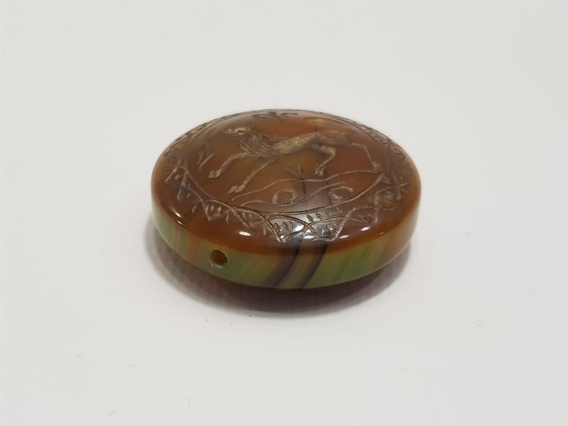 ÜZERİ YAZILI VE KURT RESİMLİ AKİK TAŞ