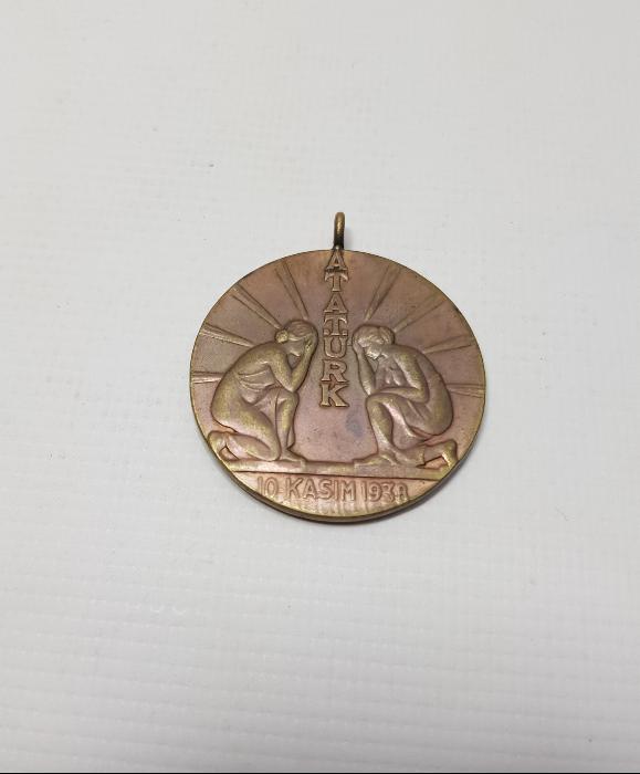 10 KASIM 1938 ATATÜRK, KURTARDIĞIN TÜRK KADINI SANA BAĞLILIĞINI SUNAR MADALYON 