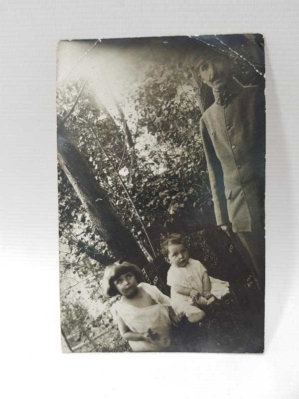 ARKASI OSMANLICA YAZILI, KURTULUŞ SAVAŞI DÖNEMİ KALPAKLI TÜRK SUBAYI VE ÇOCUKLAR