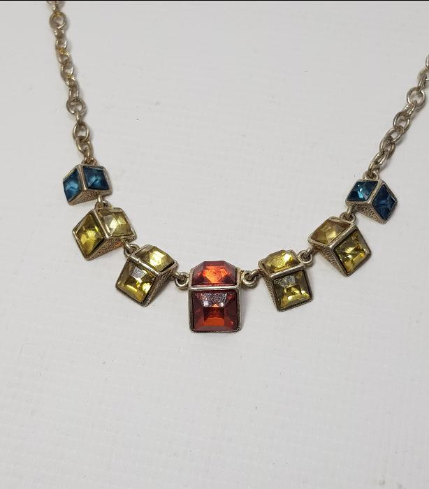 DEĞERLİ TAŞLARLA SÜSLÜ GÜMÜŞ KOLYE 