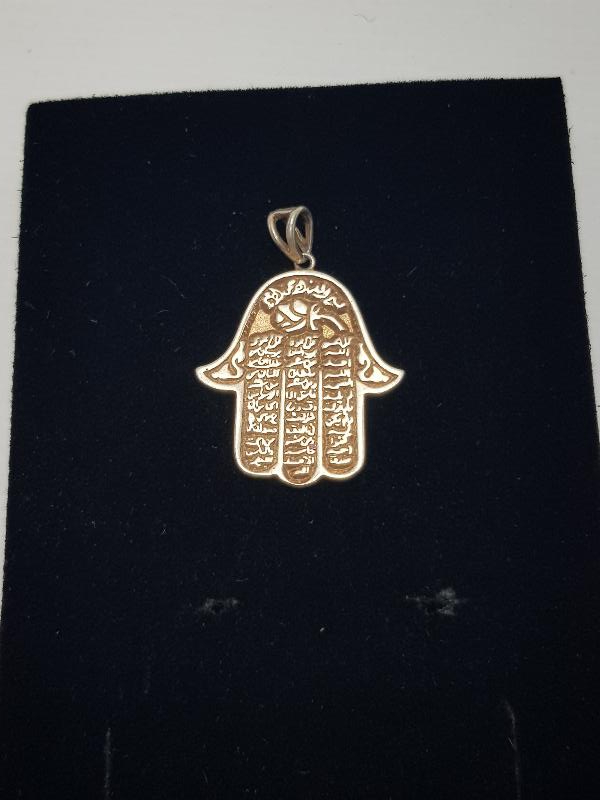 FATMA ANANIN ELİ FORMLU ÜZERİ DUA YAZILI GÜMÜŞ TILSIM KOLYE UCU