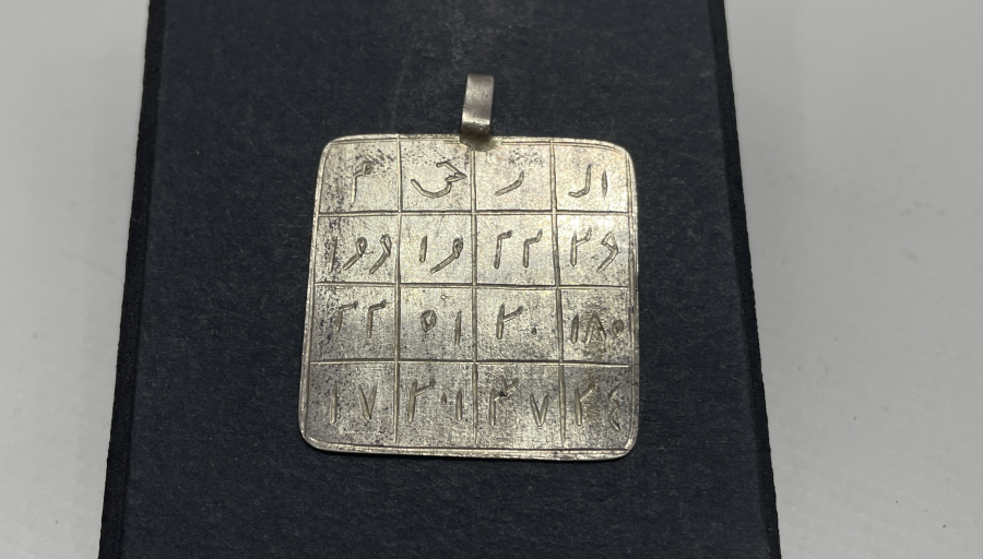 İKİ TARAFINDA VEFKLER BULUNAN GÜMÜŞ NAZAR KOLYESİ