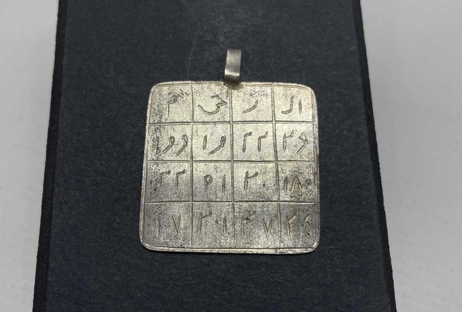 İKİ TARAFINDA VEFKLER BULUNAN GÜMÜŞ NAZAR KOLYESİ