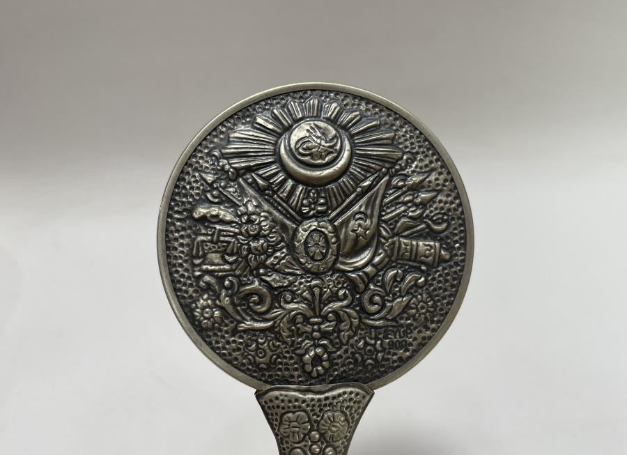 ÜZERİNDE OSMANLI DEVLET ARMASI BULUNAN GÜMÜŞ EL AYNASI