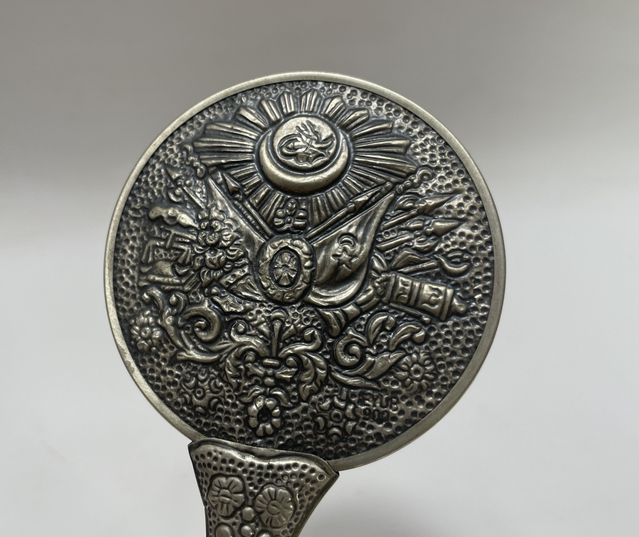 ÜZERİNDE OSMANLI DEVLET ARMASI BULUNAN GÜMÜŞ EL AYNASI