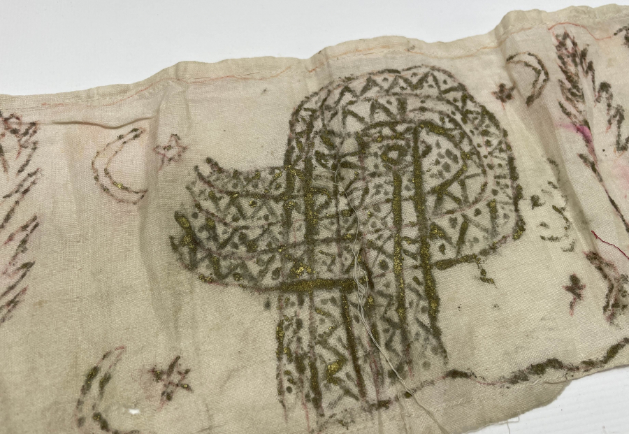 ÜZERİ OSMANLICA YAZILI ALTIN YALDIZLI BEZ