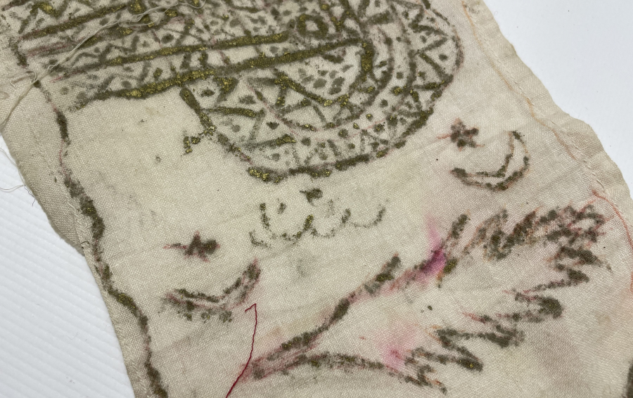 ÜZERİ OSMANLICA YAZILI ALTIN YALDIZLI BEZ