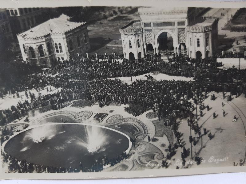1933 BEYAZIT MEYDANI CUMHURİYET KUTLAMALARI FOTOĞRAF