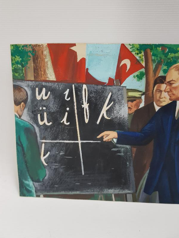 ATATÜRK HARF İNKILABINDA YENİ HARFLERİ TANITIRKEN RESİM 