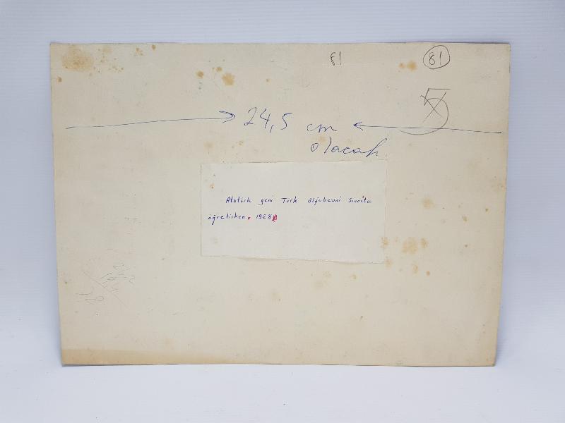 ATATÜRK HARF İNKILABINDA YENİ HARFLERİ TANITIRKEN RESİM 