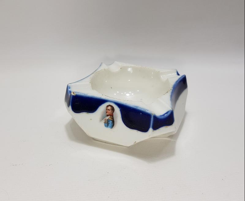 19. YÜZYIL NAPOLYON RESİMLİ PORSELEN KÜL TABLASI 