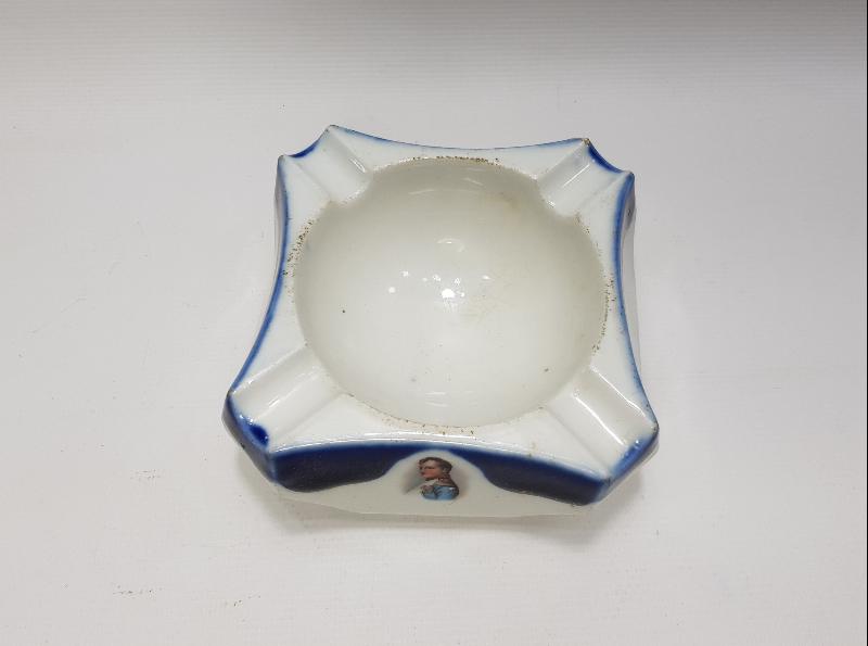 19. YÜZYIL NAPOLYON RESİMLİ PORSELEN KÜL TABLASI 