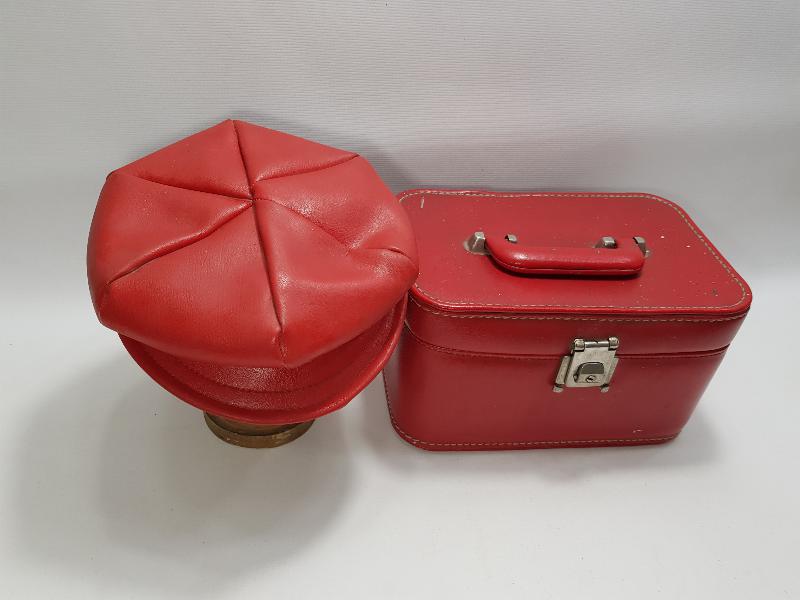 1970'LERDEN KIRMIZI RENKLİ BAYAN ŞAPKA VE ÇANTASI 