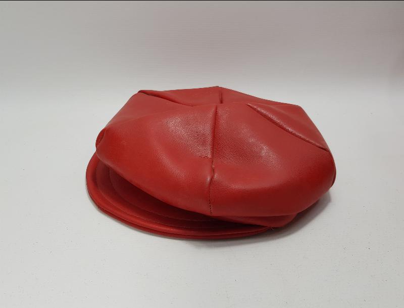 1970'LERDEN KIRMIZI RENKLİ BAYAN ŞAPKA VE ÇANTASI 