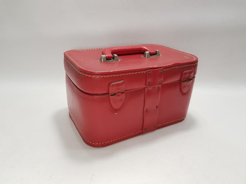 1970'LERDEN KIRMIZI RENKLİ BAYAN ŞAPKA VE ÇANTASI 