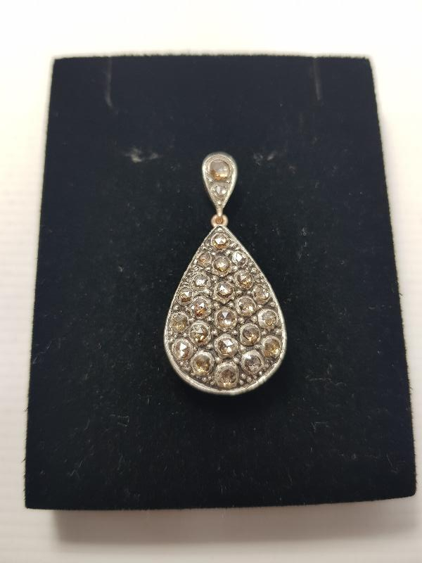 BÜYÜK PIRLANTALARLA BEZELİ KOLYE UCU 