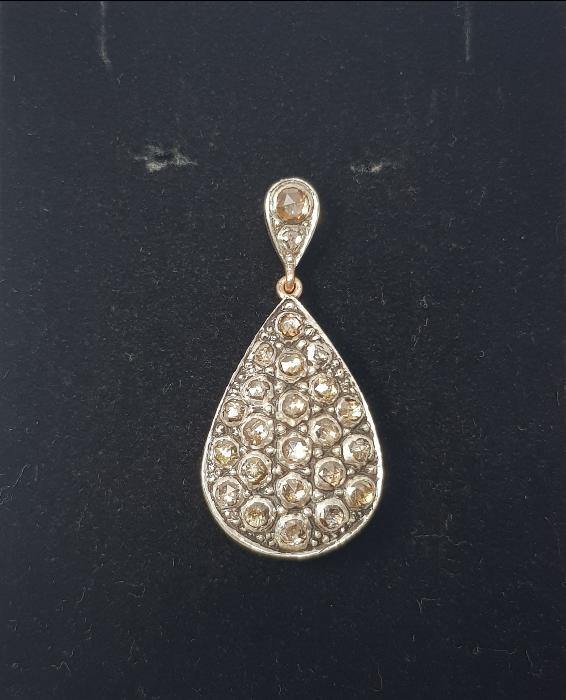 BÜYÜK PIRLANTALARLA BEZELİ KOLYE UCU 